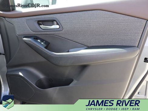 Used 2023 Nissan Rogue SV image 8