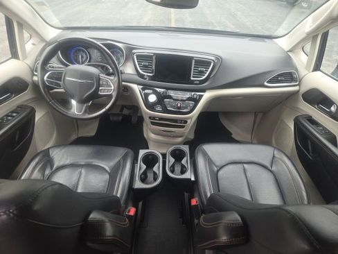 Used 2020 Chrysler Pacifica Touring-L FWD image 23