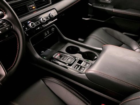 Used 2025 Honda Pilot TrailSport image 21