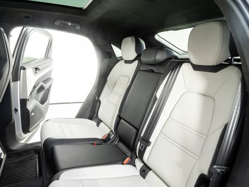 Certified 2025 Porsche Cayenne GTS AWD/4WD image 22