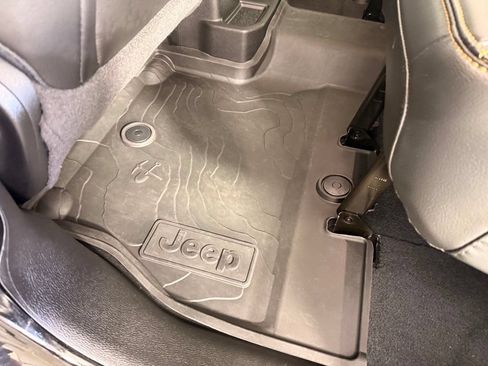 Used 2022 Jeep Wrangler Unlimited Sahara AWD/4WD image 29