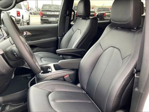 New 2026 Chrysler Pacifica Select image 9