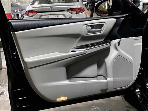 Used 2016 Toyota Camry LE image 21