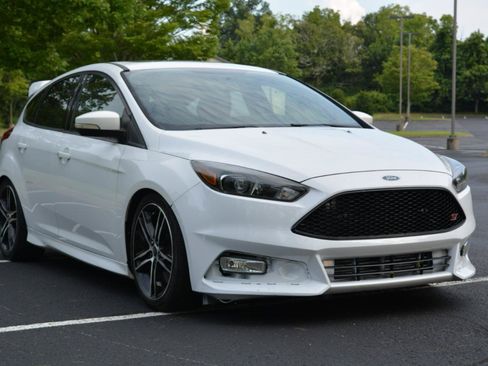 Used 2017 Ford Focus ST w/ Equipment Group 401A FWD image 3