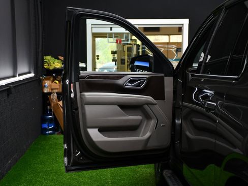 Used 2021 Chevrolet Suburban Z71 w/ Luxury Package image 16