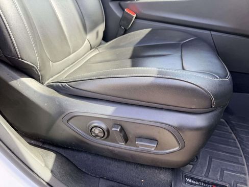 Used 2023 Jeep Grand Cherokee Limited w/ Black Appearance Package image 11