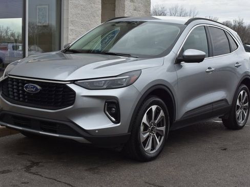 Used 2023 Ford Escape Platinum image 9