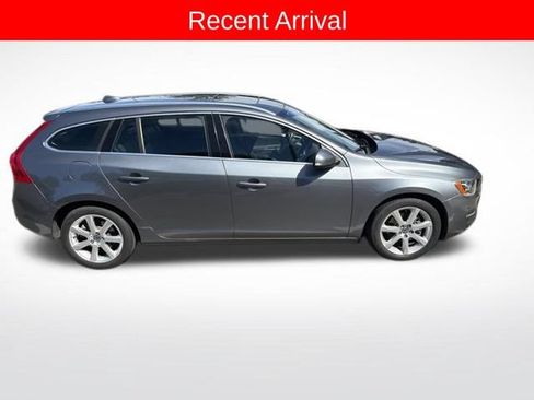 Used 2017 Volvo V60 T5 Premier w/ Convenience Package FWD image 2