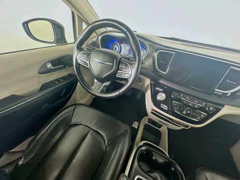 Used 2021 Chrysler Pacifica Touring-L FWD image 9