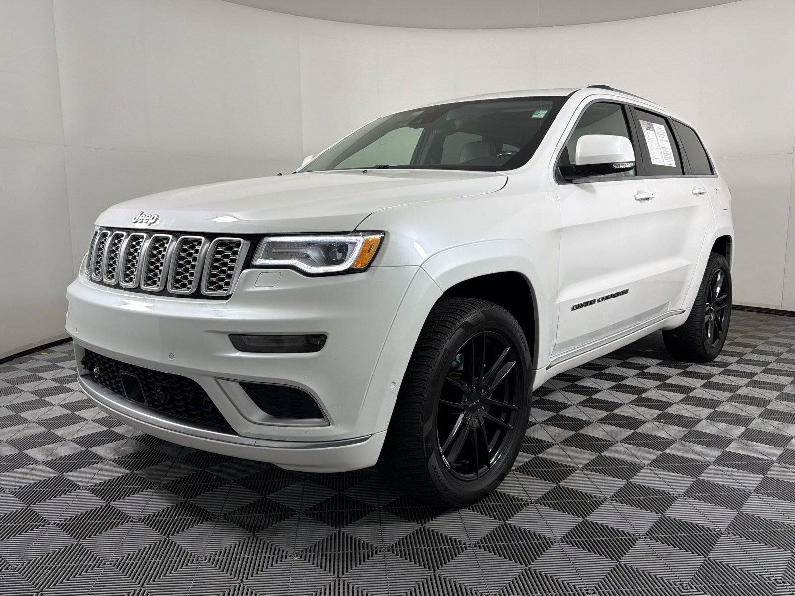 Used 2019 Jeep Grand Cherokee Summit AWD/4WD image 3
