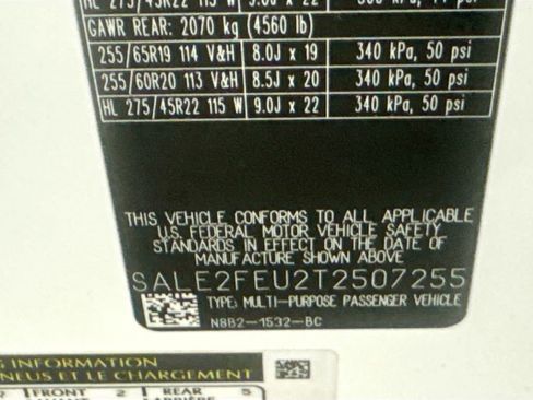 New 2026 Land Rover Defender 130 X-Dynamic SE image 32