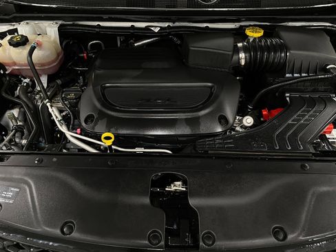 Used 2024 Chrysler Pacifica Touring-L image 12
