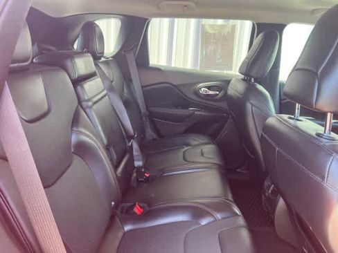Used 2019 Jeep Cherokee Trailhawk AWD/4WD image 24