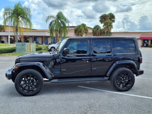 Used 2021 Jeep Wrangler Unlimited Sahara AWD/4WD image 4