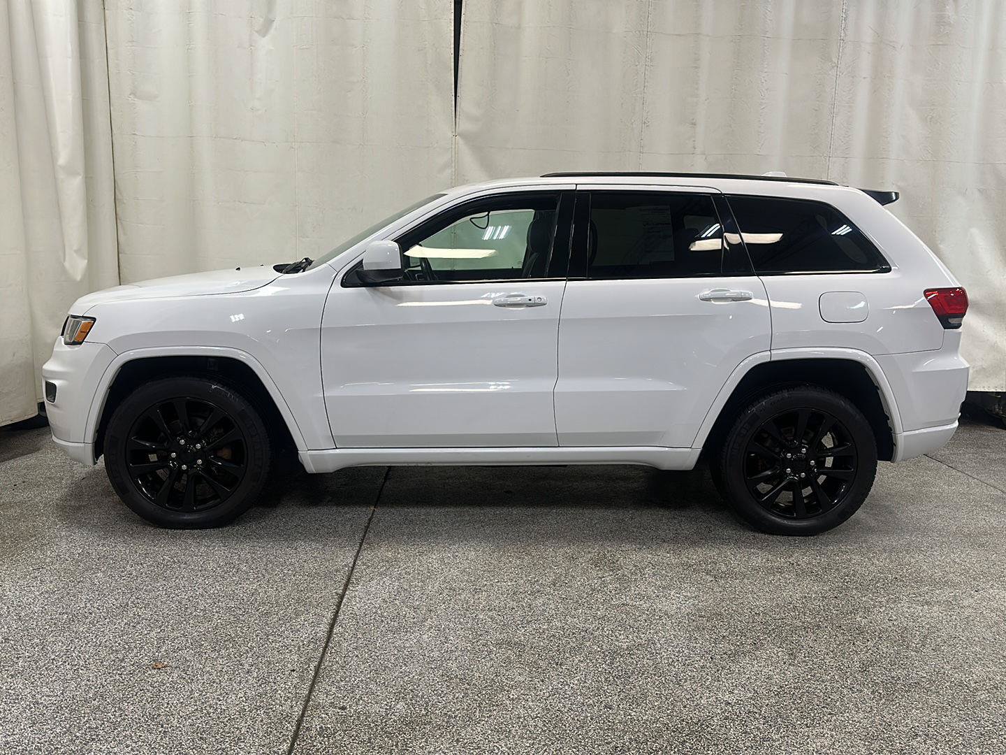 Used 2018 Jeep Grand Cherokee Altitude AWD/4WD image 2
