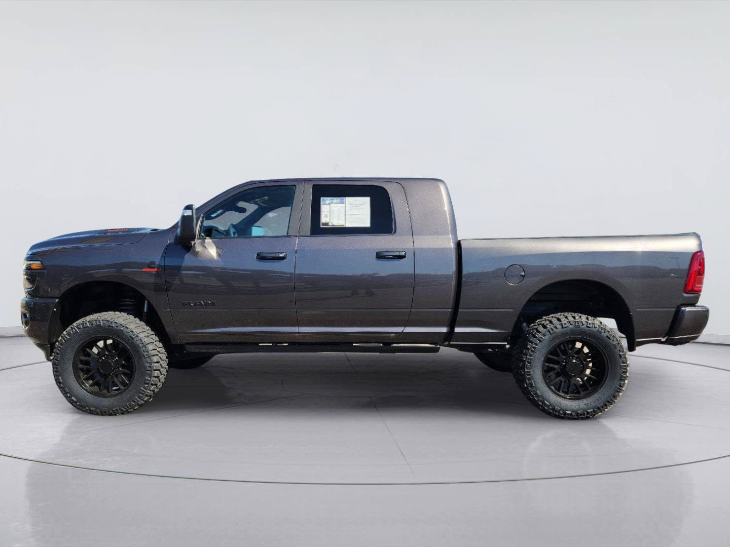 Used 2025 RAM 2500 Laramie AWD/4WD image 3