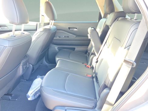 New 2026 Nissan Pathfinder SL image 11