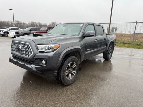 Used 2019 Toyota Tacoma TRD Sport image 3