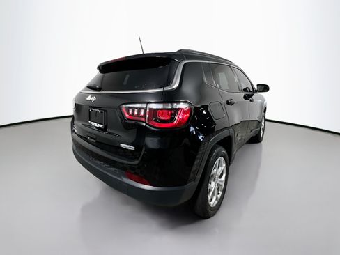 Used 2024 Jeep Compass Latitude AWD/4WD image 4