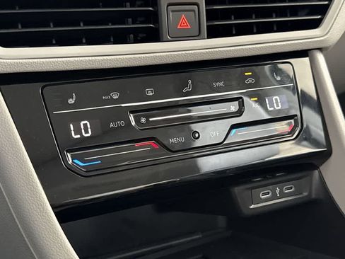 Used 2025 Volkswagen Jetta SE FWD image 20