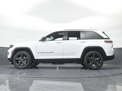 Used 2024 Jeep Grand Cherokee Altitude RWD image 55