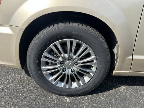 Used 2013 Chrysler Town & Country Touring-L w/ Driver Convenience Group FWD image 40
