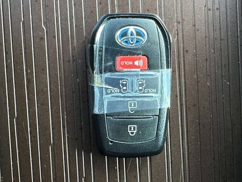 Used 2023 Toyota Sienna LE FWD image 40