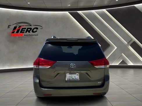 Used 2011 Toyota Sienna XLE w/ XLE Navigation Pkg FWD image 5