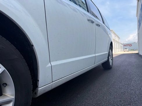 Used 2018 Dodge Grand Caravan SXT w/ Driver Convenience Group FWD image 4