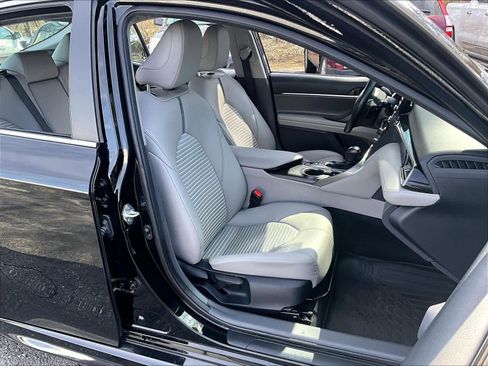 Used 2022 Toyota Camry SE image 11