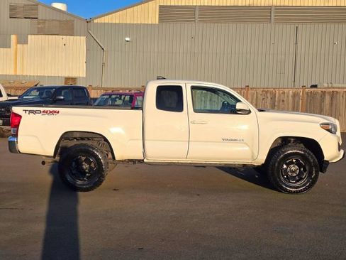 Used 2016 Toyota Tacoma SR5 image 8