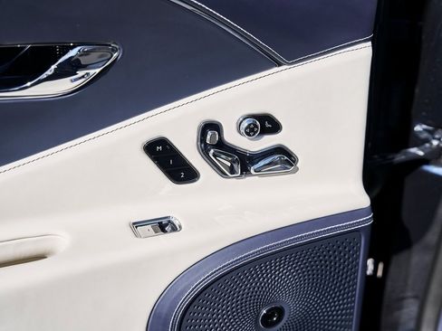 Used 2024 Bentley Flying Spur V8 image 46