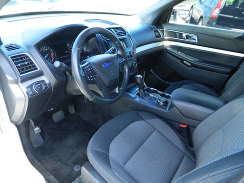 Used 2017 Ford Explorer XLT image 11