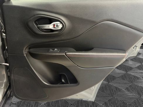 Used 2019 Jeep Cherokee Trailhawk w/ Comfort & Convenience Group image 16