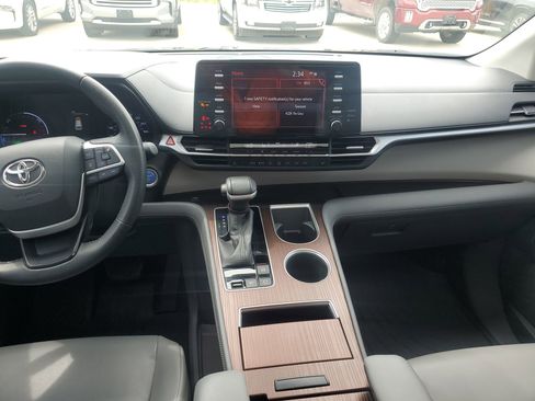 Used 2021 Toyota Sienna XLE AWD/4WD image 10