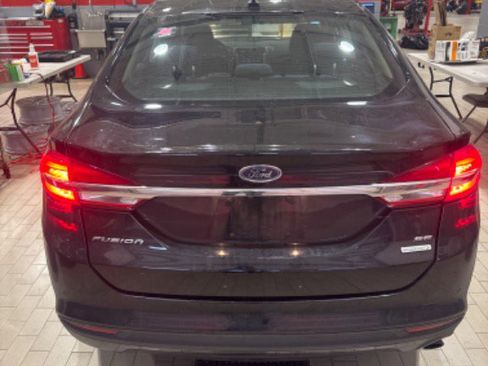 Used 2017 Ford Fusion SE w/ Fusion SE Technology Package image 7