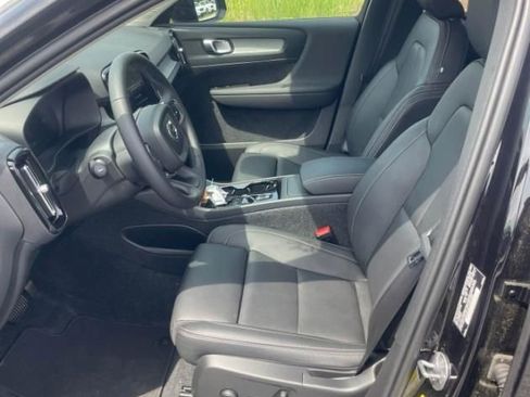 Used 2025 Volvo XC40 B5 Plus AWD/4WD image 3