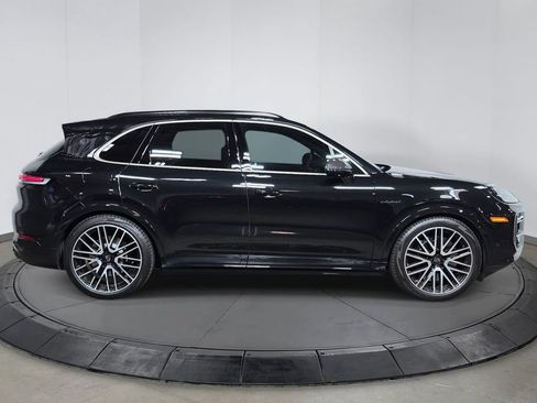Certified 2026 Porsche Cayenne Turbo AWD/4WD image 8