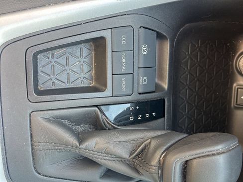 Used 2022 Toyota RAV4 LE FWD image 23
