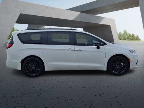 Used 2025 Chrysler Pacifica Limited FWD image 7