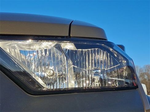 Used 2025 Chevrolet Colorado Trail Boss image 9