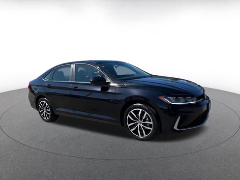 Used 2025 Volkswagen Jetta SE image 2