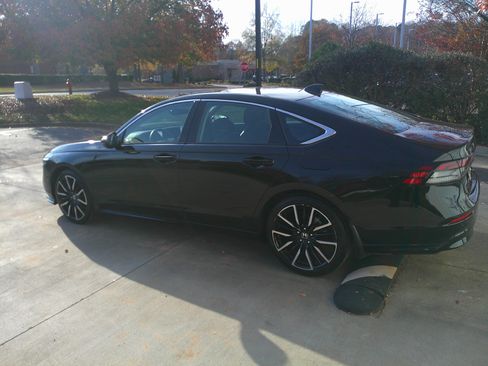 Used 2023 Honda Accord Touring image 9