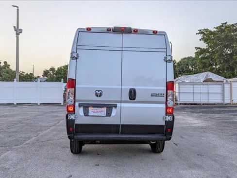 Used 2024 RAM ProMaster 2500 w/ Premium Convenience Group FWD image 7