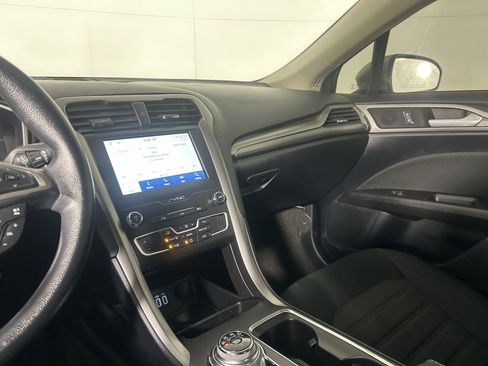 Used 2020 Ford Fusion SE image 25