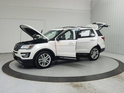Used 2017 Ford Explorer XLT w/ Equipment Group 202A FWD image 12