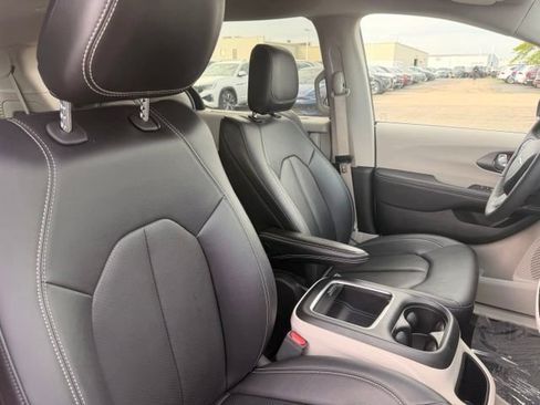Used 2024 Chrysler Pacifica Touring-L FWD image 14