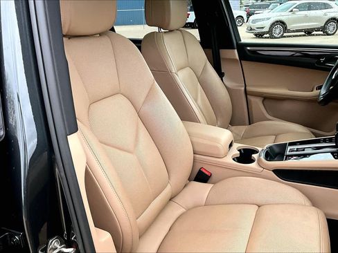 Used 2022 Porsche Macan image 8