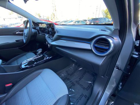 Used 2025 Chevrolet Trax LT image 34