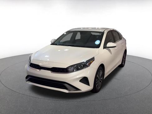 Used 2024 Kia Forte LXS image 7